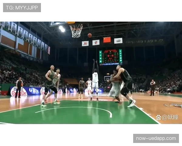 解析抢篮板犯规判定：何时动作合法，何时面临判罚？